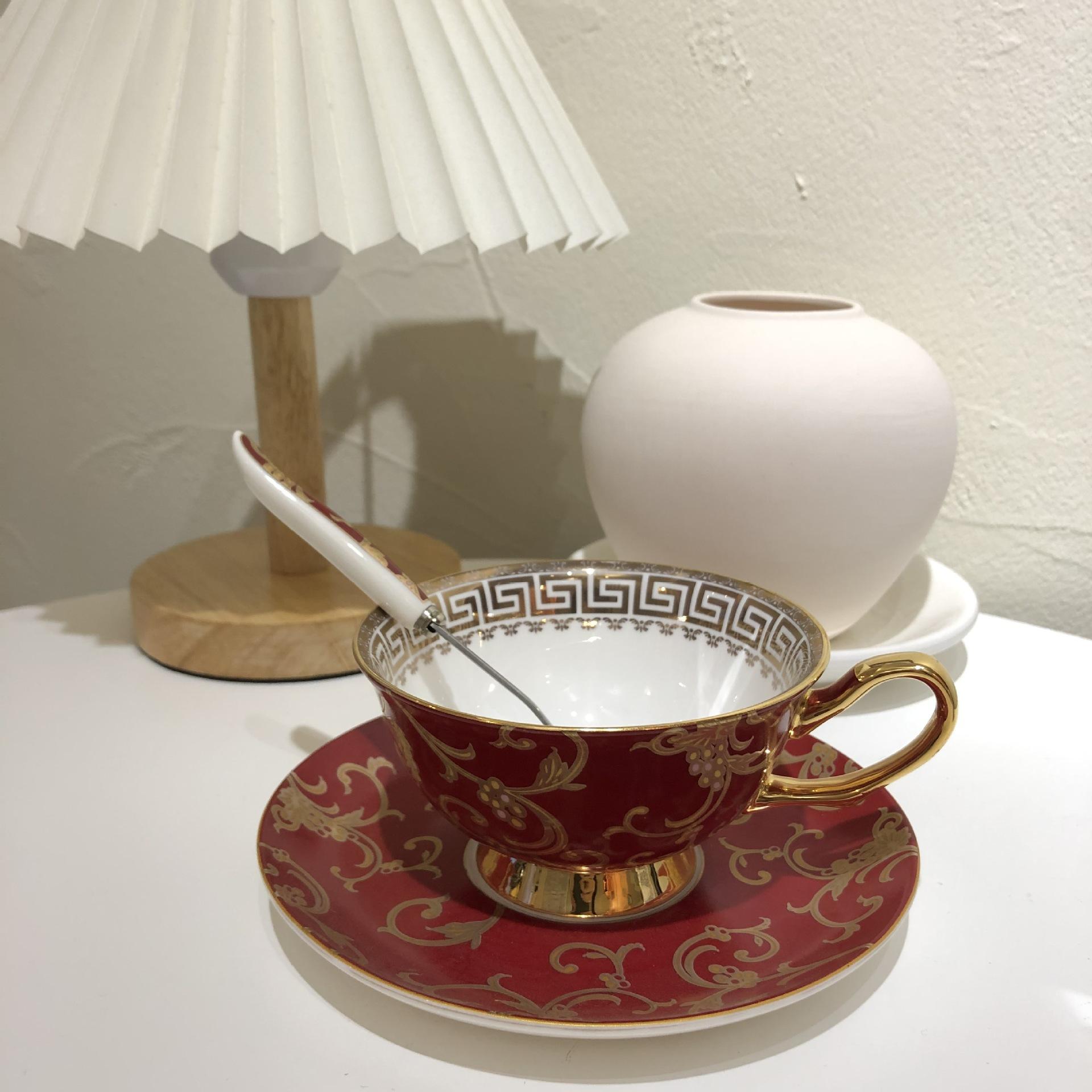 

1 комплект, винтажный набор чайных чашек из костяного фарфора, изысканная керамическая кофейная чашка с цветочным узором и золотой отделкой, декор для столовой и стола 201-300ml