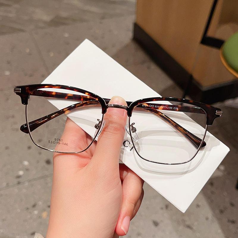 

Модная и красивая мужская деловая оправа для очков в стиле ретро для бровей может быть оснащена оправой для очков для близорукости.