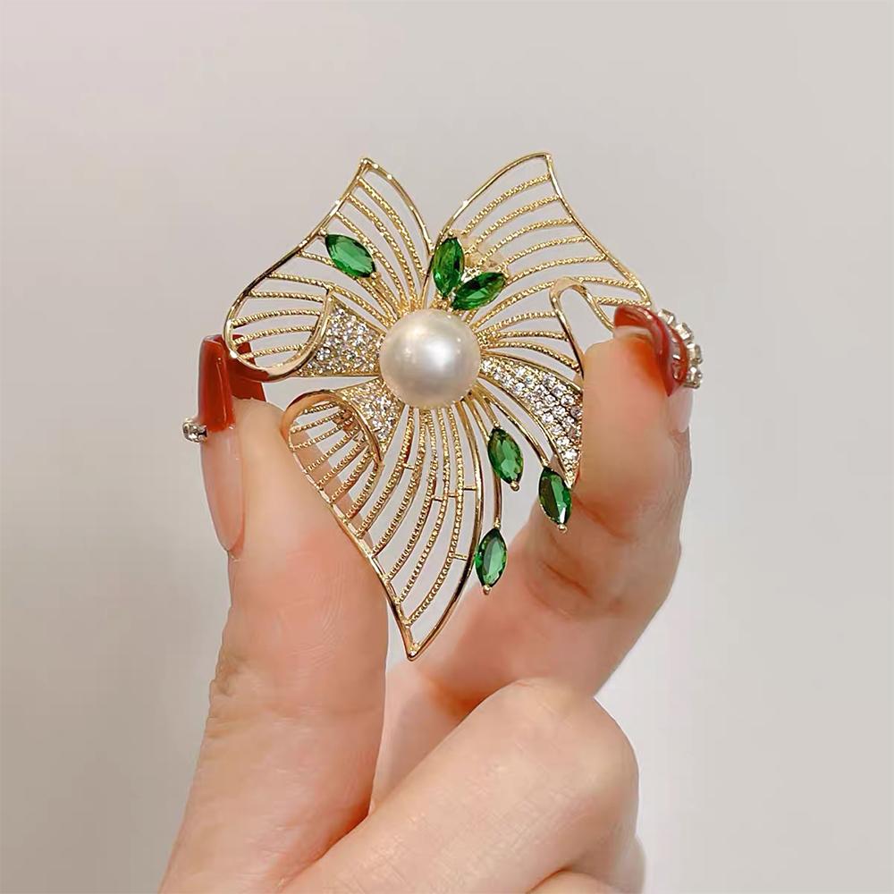 Vintage Hollow Leaf Pearl Brooches For Women Green Color Crystal Rhinestone Flower Lapel Pines Clothing Party Accessories Gifts