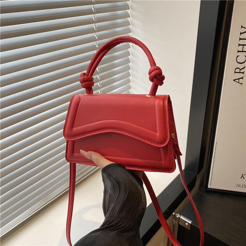 

Модная нишевая дизайнерская сумка женская весенне-летняя новая женская сумка однотонная повседневная сумка-тоут на одно плечо сумка-мессенджер тренд красный
