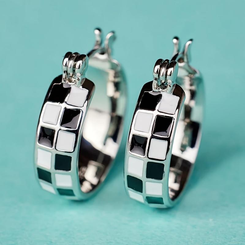 1 Pair of Women's Hoop Earrings Enamel Checkered Circle Design Versatile for Daily Wear & Parties, Casual Jewelry