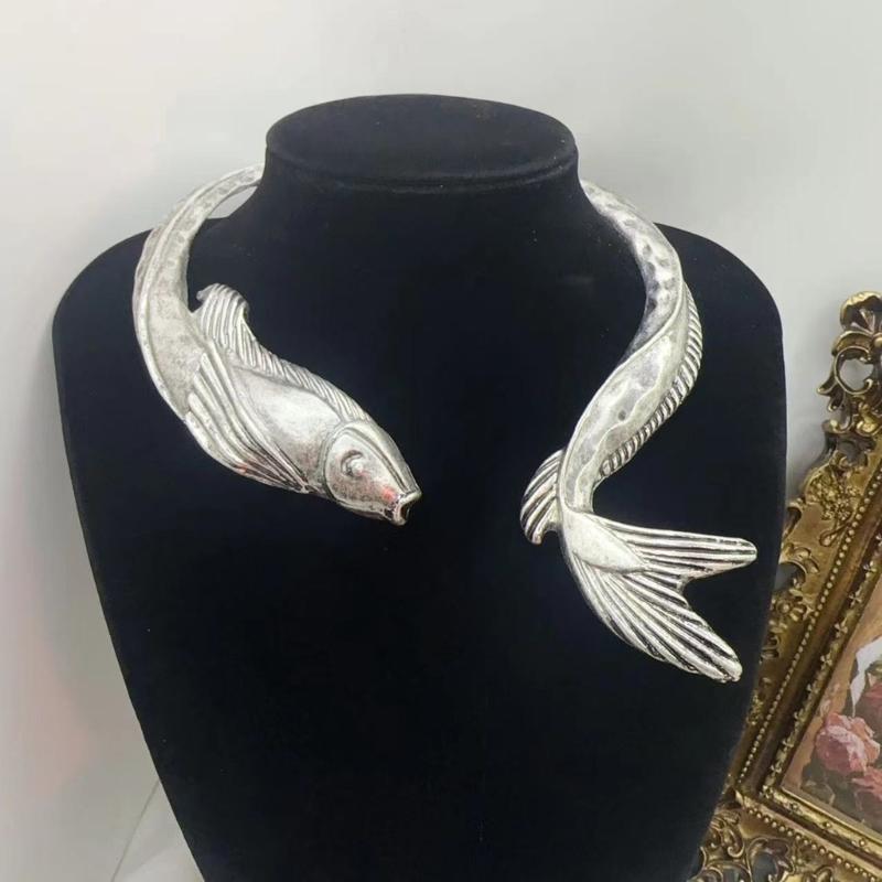 Übergroßer Fischhalskette Einzigartige Fischhalskette Legierung Textur Hals Schmuck Geeignet für Date und Soziale Treffen Tragen