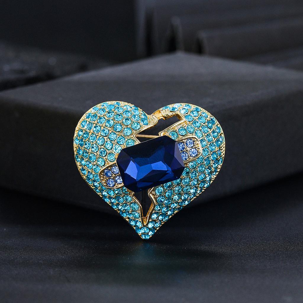 Cross-border New Full Diamond Peach Heart Brooch Women's Alloy Rhinestone Temperament Versatile Clothing Pin Brooch Anti-light Fixing