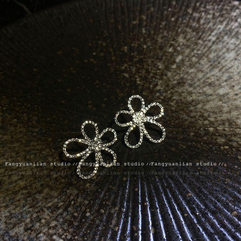 

Cold Female Korean Style Full Diamond Cut Out Flower Earrings Female Accessible Luxury Fancy Ear Studs Niche Style Design Earrings Silver Flower Earrings