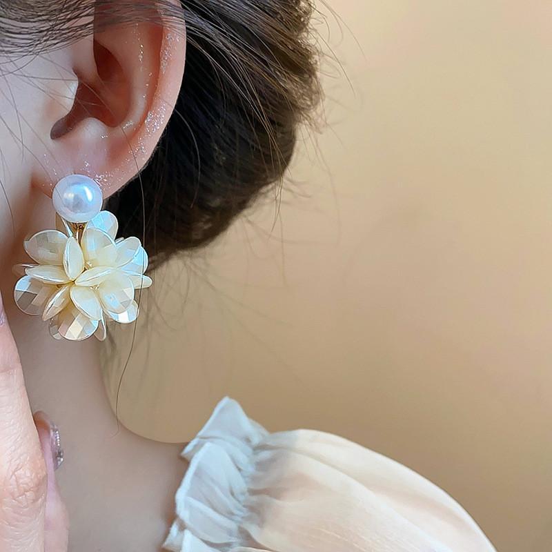 Vintage Flower Pearl Drop Earrings For Women With Pearl And Elegant Design