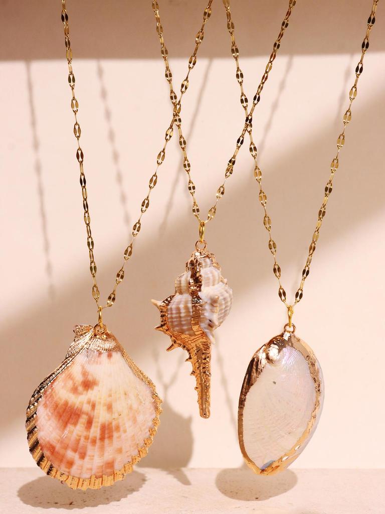 Retro Gold-Tone Shell Pendant Necklace Unique Layered DIY Fashion Jewelry for Women Perfect for Beach Vacations Gift Idea