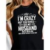 Camiseta Feminina Plus Size Marido Maluco Preta Engraçada Humor de Casamento Texto Ousado Macia Presente para Esposa Roupa de Casal Lavável à Máquina Top Casual