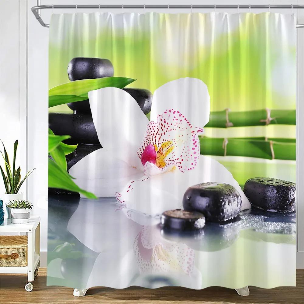 Rideaux de douche en bambou vert zen, fleurs d'orchidée violette et papillons, plantes, pierre noire, décor de salle de bain en tissu avec paysage naturel de spa