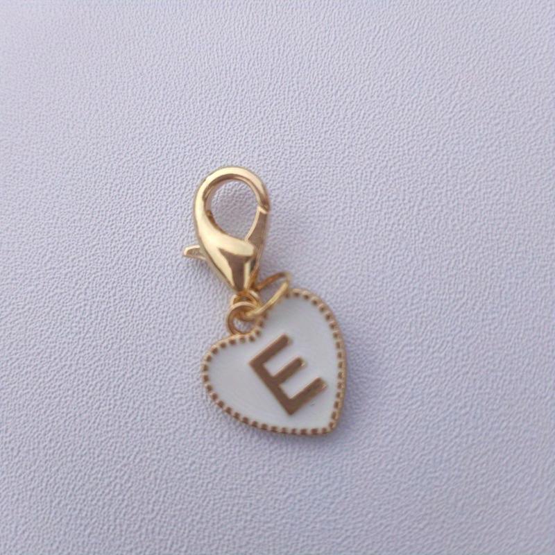 Hetsäljande 26 engelska bokstäver vit dubbelsidig persikohjärta nyckelring hjärtformad legeringsaccessoarprydnad