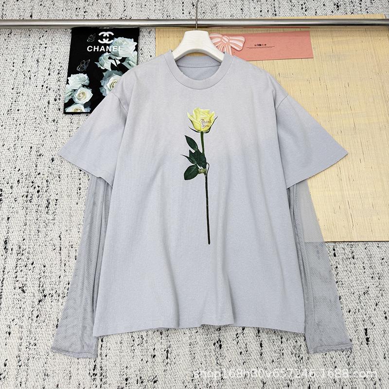 

Женский look из двух предметов: футболка с длинным рукавом и кружевной отделкой, с принтом роз, для ранней весны 2026 Small серый