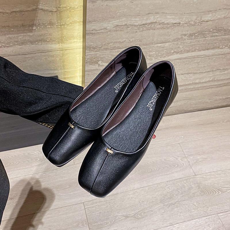 Fashion Brief Style Women Moccasins Meatal Decoration Slip On Loafers Square Toe Soft Leather Flats Women Working Shoes Big Size 43