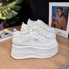 Nuove scarpe da ginnastica casual con zeppa interna per aumentare l'altezza, per primavera ed estate