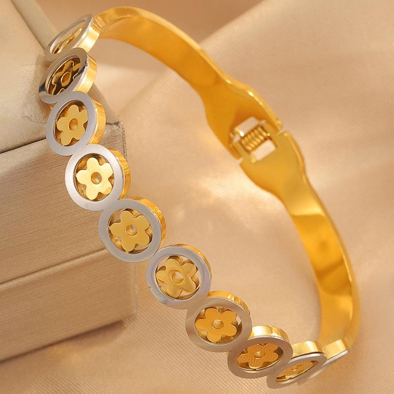 Best-selling stainless steel bracelet for women, light luxury style, hollow flower design, fashionable electroplated non-fading jewelry