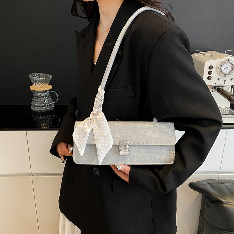 Gentle and fashionable silk scarf shoulder bag women's spring and summer new versatile ins underarm bag foreign small square bag women