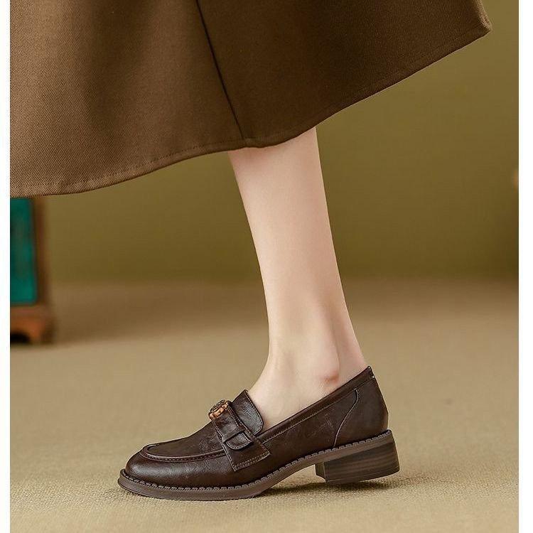 Mary Jane miękkie skórzane mokasyny z kamelią damskie jesień 2025 nowe małe skórzane buty do pracy grube wsuwane pojedyncze buty