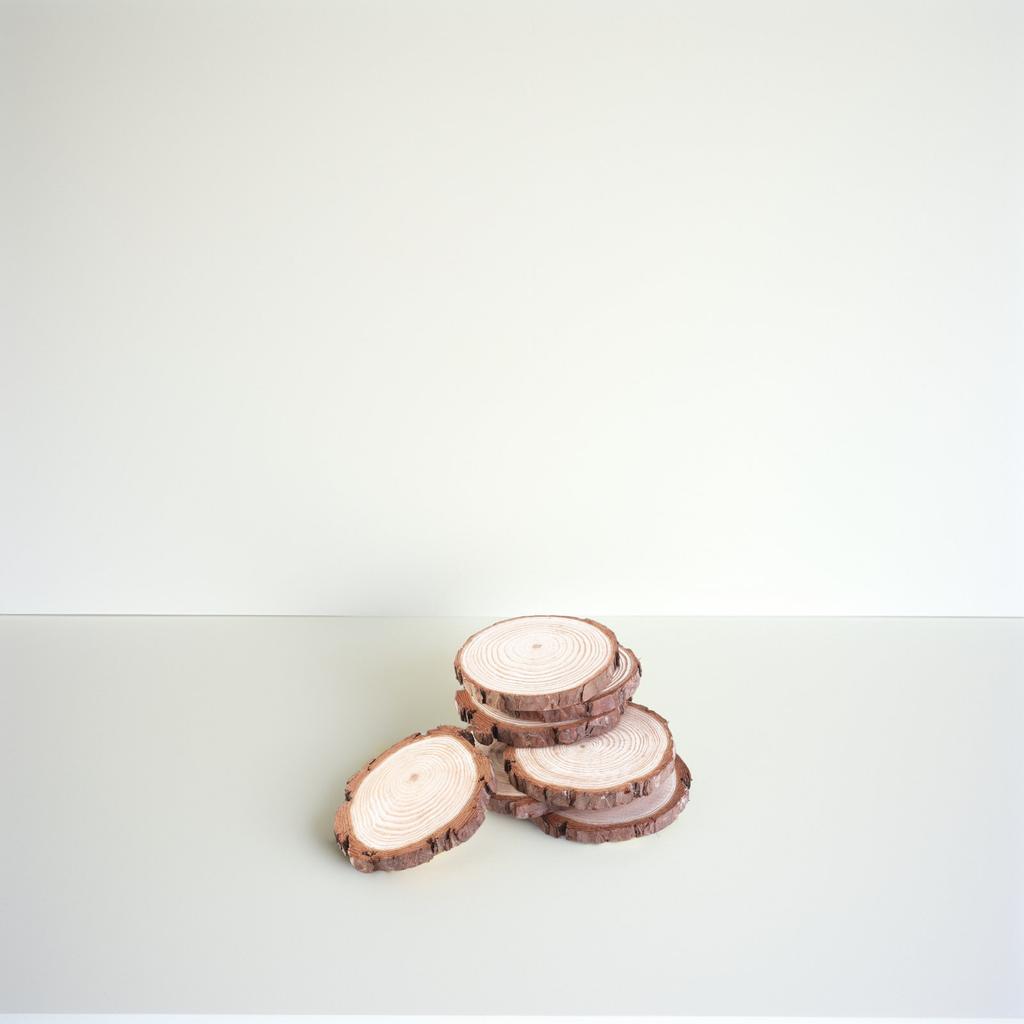 5Pcs Natural Wood Slices Pinewood 7-9Cm Log Discs Fine Polished Double Sided Perfect for Wedding Table Numbers DIY Crafts