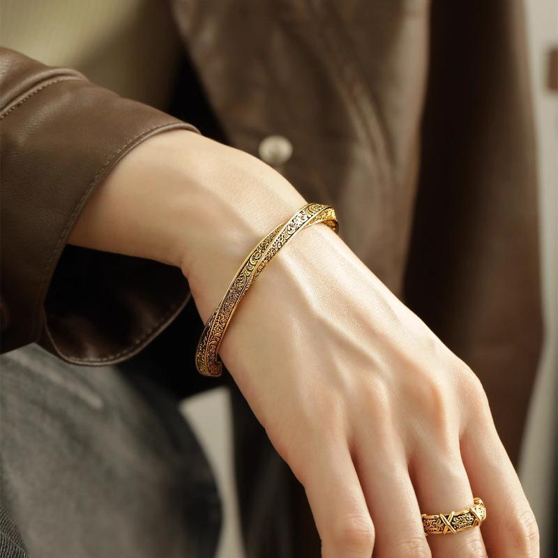 U-shaped Arabesque Horseshoe Vintage-inspired Premium Bracelet with Distinctive wristband