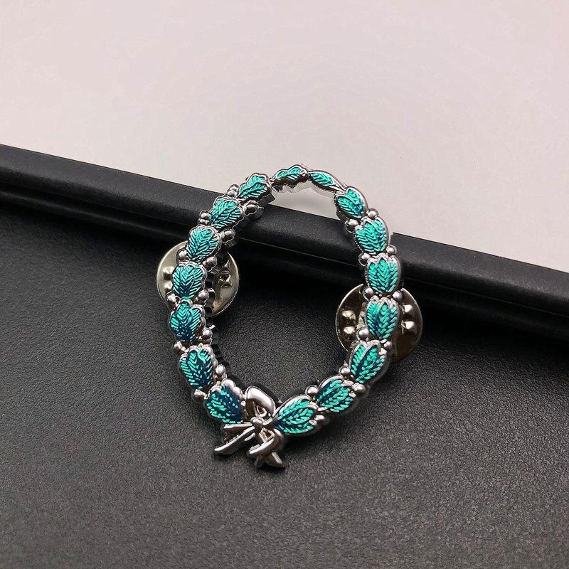 

Retro Oak Leaf Badge, Green Wreath Brooch, Butterfly Drip Oil, Small Freshness, Temperament, Luxury, Personality, Christmas gift, Stocking stuffers