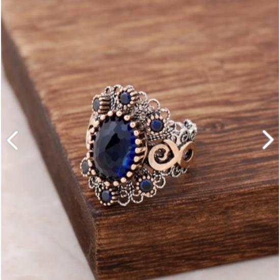 

Серебряное кольцо с филигранной ручной вышивкой и сапфировым камнем