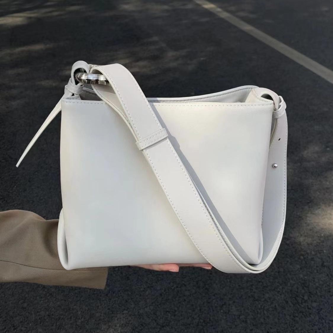 

Solid Color Leather Large Capacity Tote Bag Women Square Minimalist Commute Bucket Shoulder Bag Ladies Casual Crossbody Bag 2025 24x17.5x12cm белый
