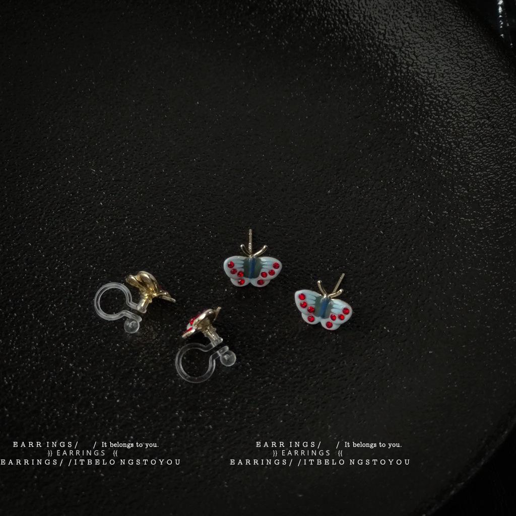 

Элегантные мини-серьги-бабочки с эмалью: Высококачественное бриллиантовое изделие для женщин