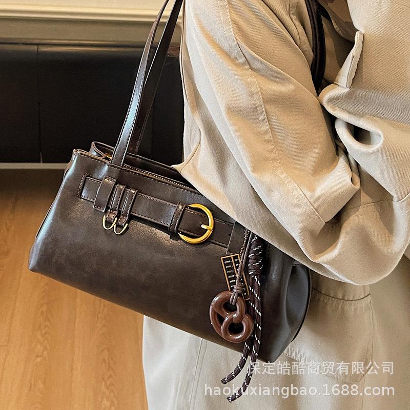 Retro bag women's large capacity 2025 new autumn and winter leisure niche design single shoulder underarm bag commuter pillow bag