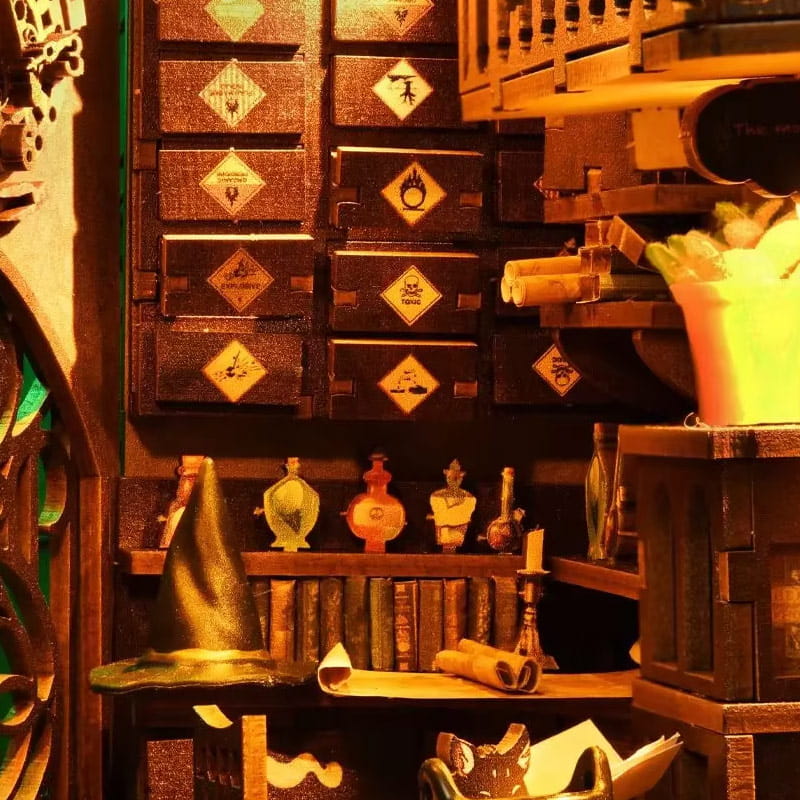 Book Nook Miniature House - Magic Academy*