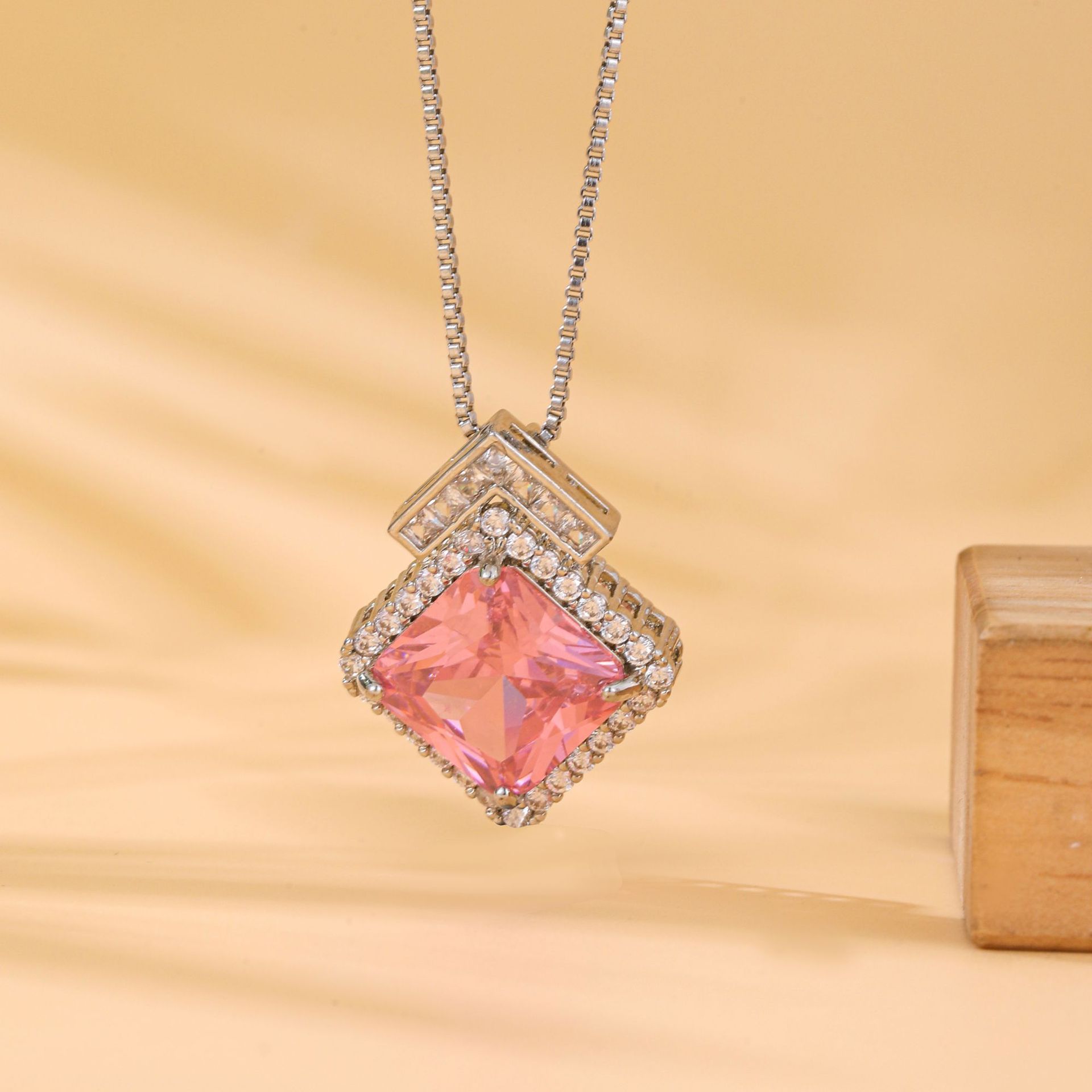 

Квадратное ожерелье для женщин, элитная индивидуальная тенденция, инкрустированная розовым цирконием, подвеска на ключицу, цепочка