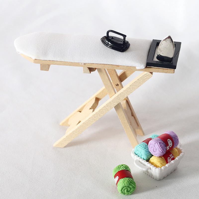 Hochwertiges Mini-Bügeleisen Bügelbrett Puppenhausmöbel Mini-Bastelarbeit Holz-Bügelbrett Szene Miniatur-Puppenhaus Spielzeug Geschenk