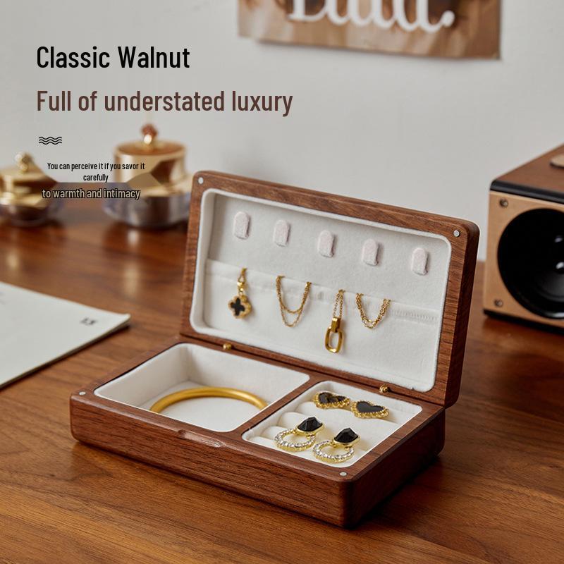 Utsøkt smykkeskrin i svart valnøtt og fløyel: Oppbevaring i massivt tre for ringer og øredobber