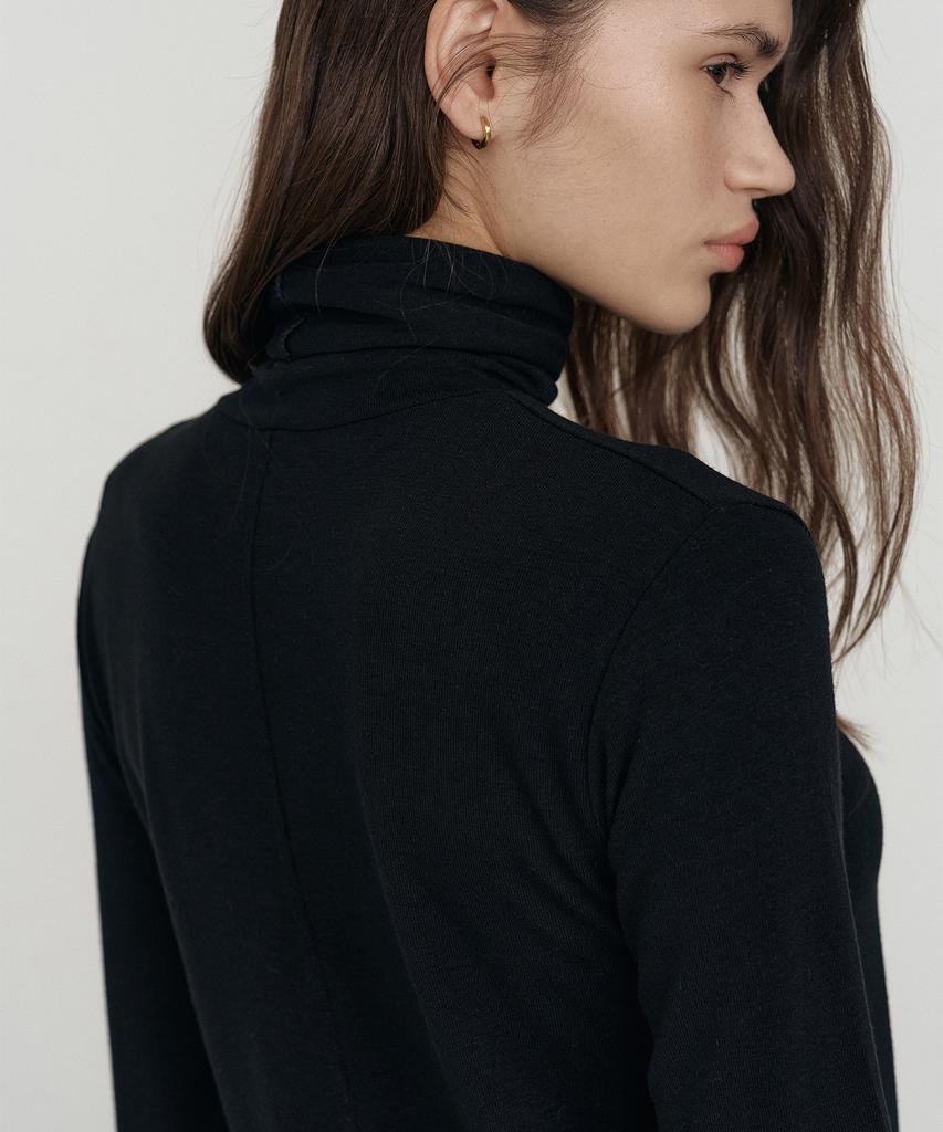 Isibchilwai Basic Wool Neck Top (Black)