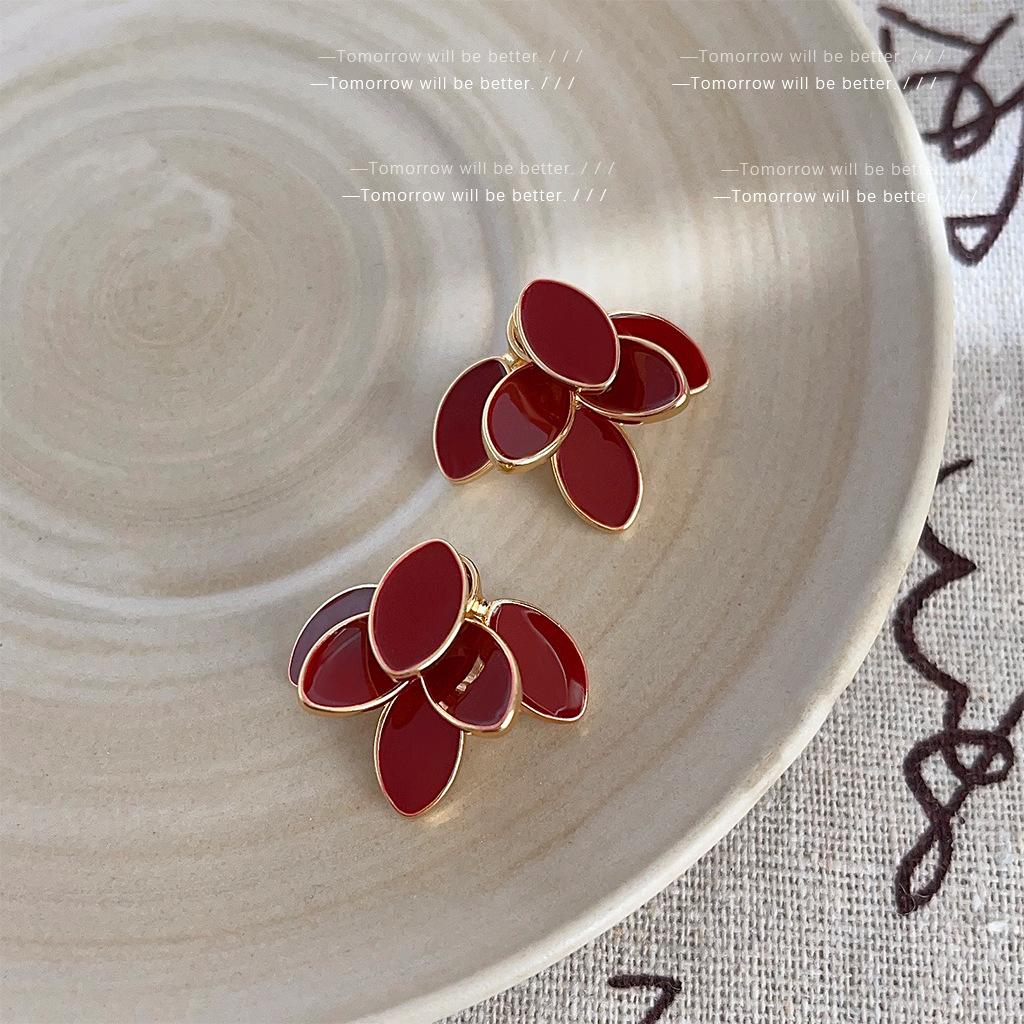

French retro three-dimensional leaf stud earrings design rear hanging earrings elegant and advanced flower earrings красный