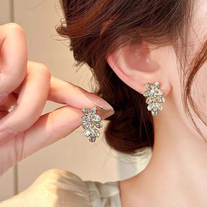 

Five-petaled flower zircon flower earrings, light luxury stud earrings, fashion design, high-end ear clips, mosquito coil disc earrings, no earrings.