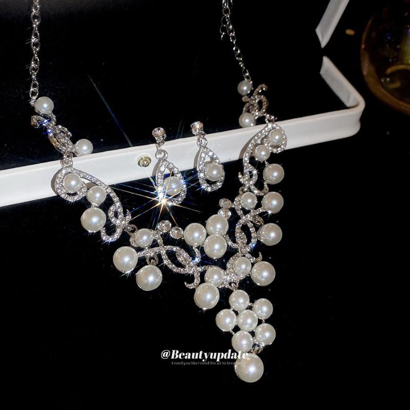 French diamond-encrusted water drop pearl stud earrings necklace, court temperament, versatile jewelry set, light luxury and high-end jewelry.