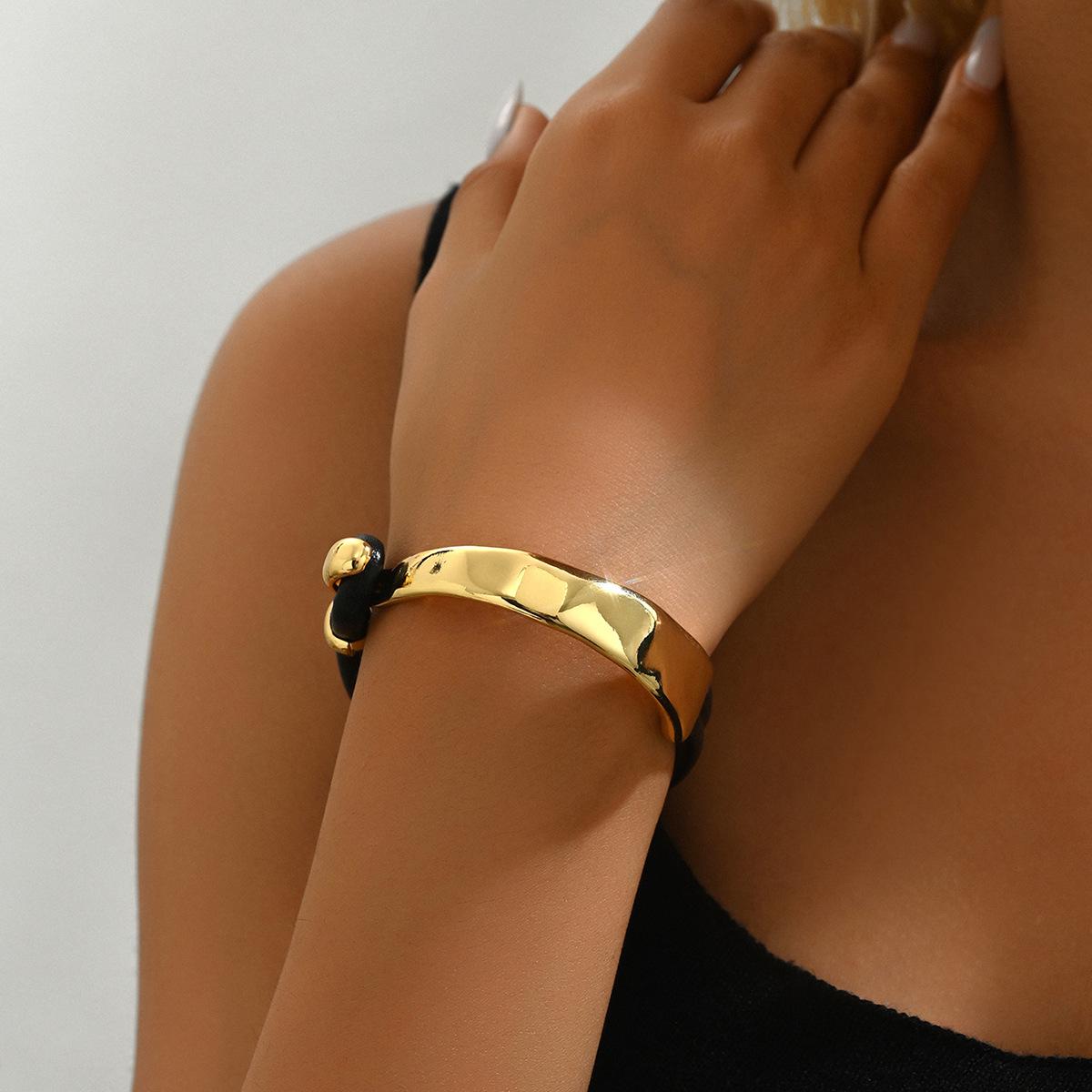 

High-End Metal PU Stitching Bracelet: Curved Texture, European and American Fashion.
