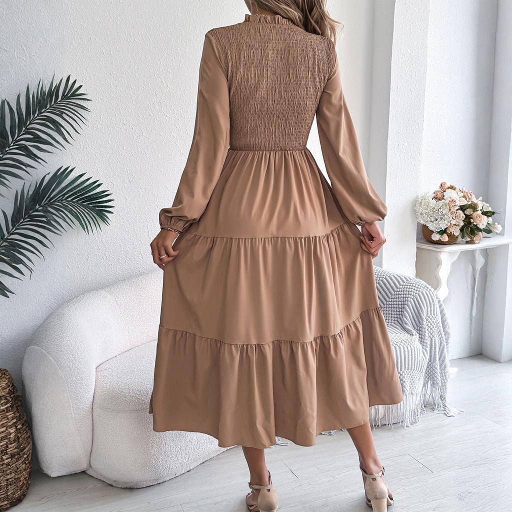 Modieuze, kleurrijke, ronde halsjurk met lange mouwen en een losvallende pasvorm voor dames.