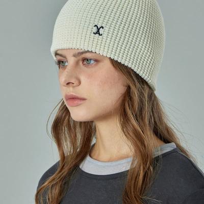 VARZAR VA Curved Logo Waffle Beanie Cream