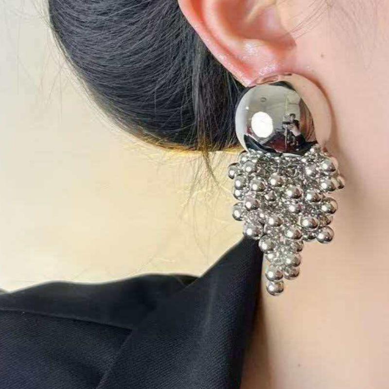 Brincos de Metal Retrô Francês com Borla e Contas - Únicos, Luxuosos Studs de Bola Redonda para Mulheres 2026