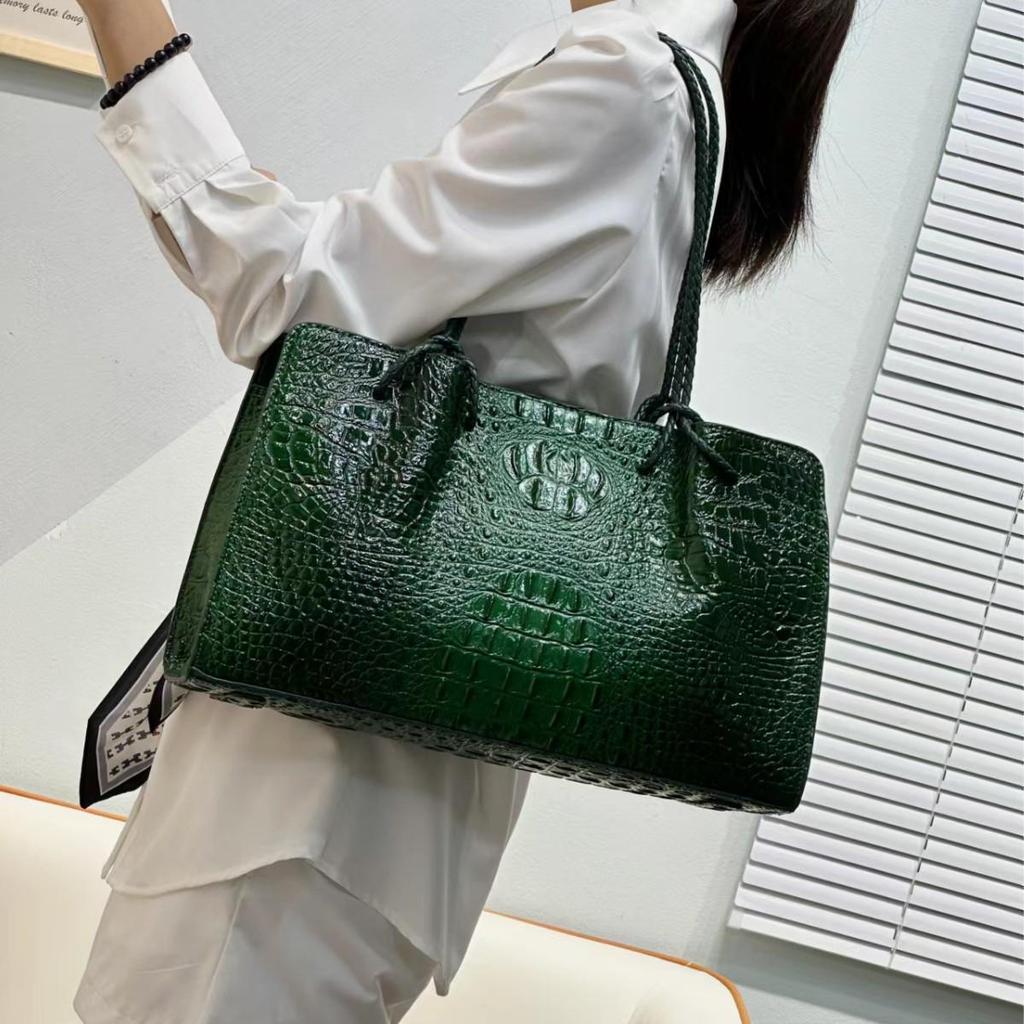 Crocodile Pattern Leather Tote: 2025 Large Capacity Handbag, Single Shoulder or Underarm Bag for Women.