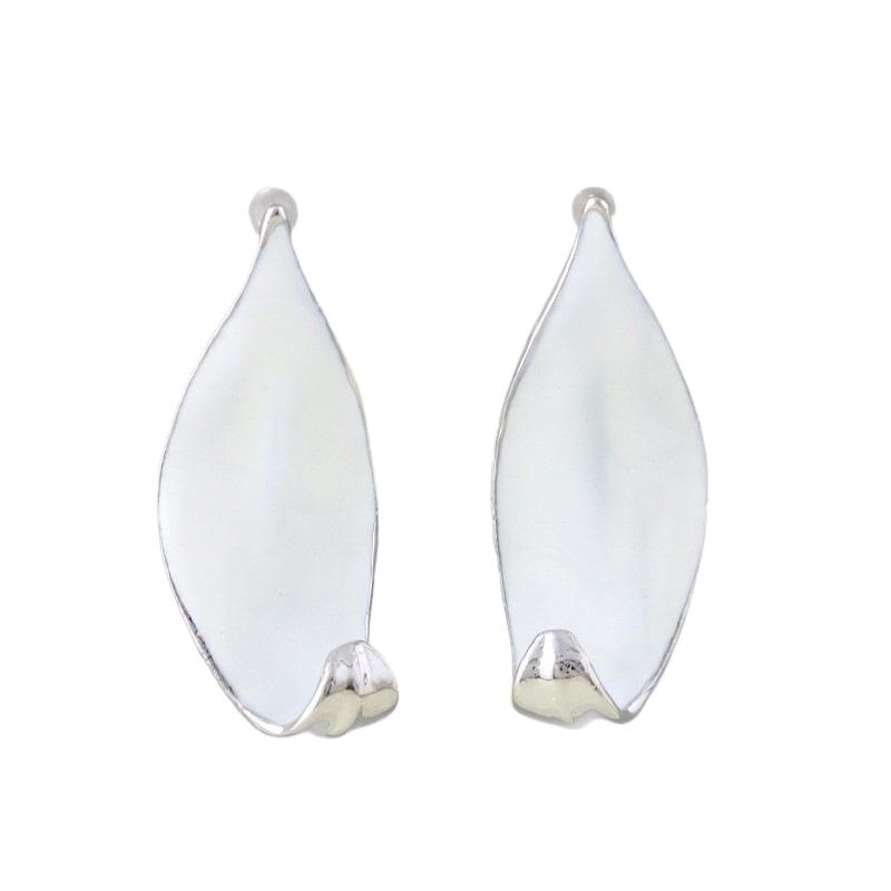 Retro cream leaf earrings, white oil dripping leaf roll earrings, fashionable and elegant, niche design women's earrings.