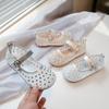 Sommer-Sandalen im Prinzessinnen-Stil für Mädchen, durchbrochenes Design, flache Single-Schuhe für Kinder mittleren und höheren Alters.