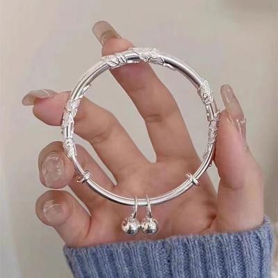 Glocken, zwei Blumenarmbänder, Frauen schenken Mutter Geschenke, neues Temperament, Nischen-Designgefühl