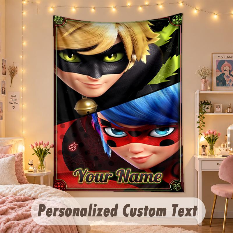 Arazzo Personalizzato su Misura, Stampa Miraculous Ladybug Testo con Nome Personalizzato Arte da Parete da Appendere per Camera da Letto