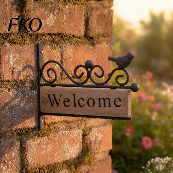 Country Style Welcome Plaque Mini Bird Sign, Retro Carved Wooden Panel with Iron Frame Wall Art Mounting Sign for Outdoor Porch Courtyard Gates