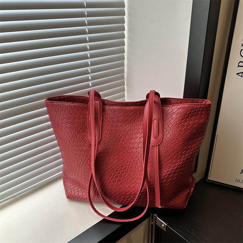 Modern Women's Tote Bag With Elegant Design And Ample Storage For Everyday Commuting