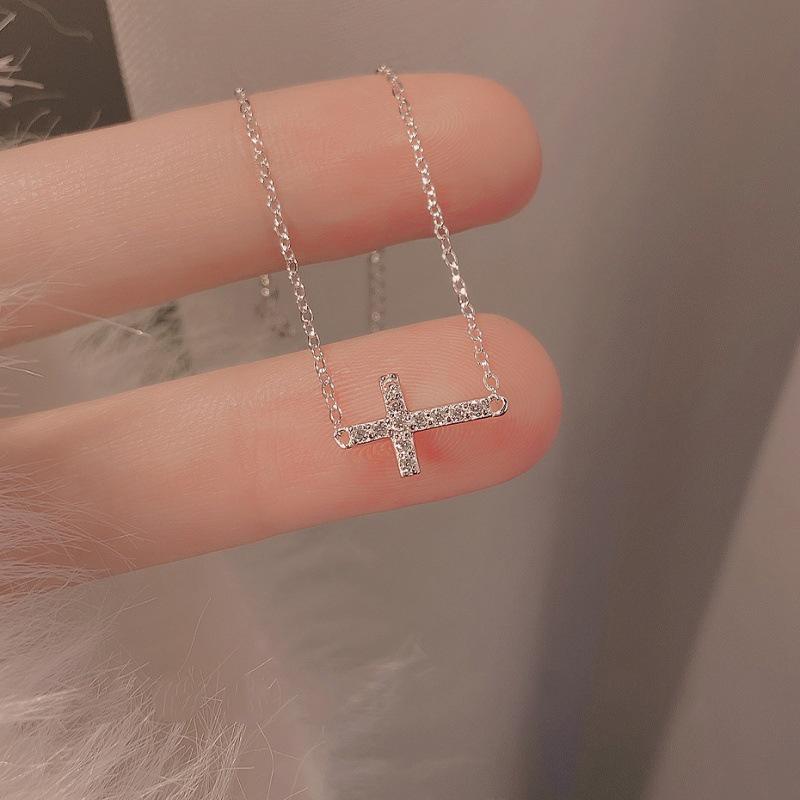 Wykwintna Bransoletka Krzyżyk w Stylu Light Luxury dla Kobiet - Idealny Prezent dla Najlepszej Przyjaciółki, Niszowa Biżuteria High-End, Modny Styl, Cienki Design.