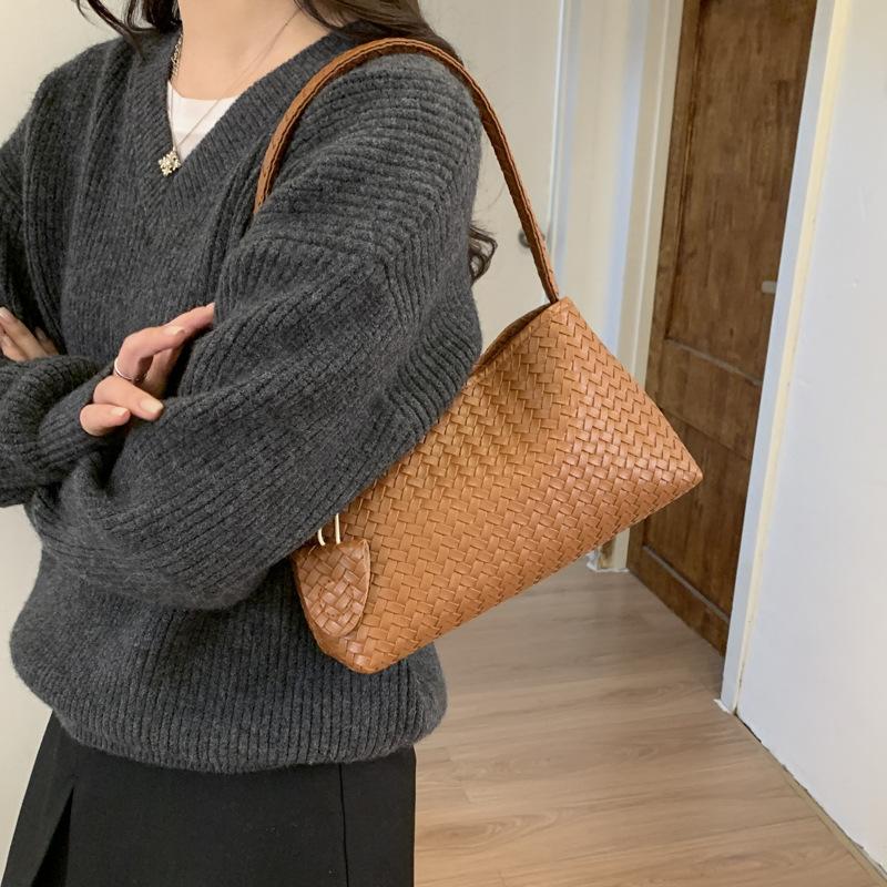 Niche design woven dumpling bag women's new seasonal simple texture foreign personality trendy shoulder bag