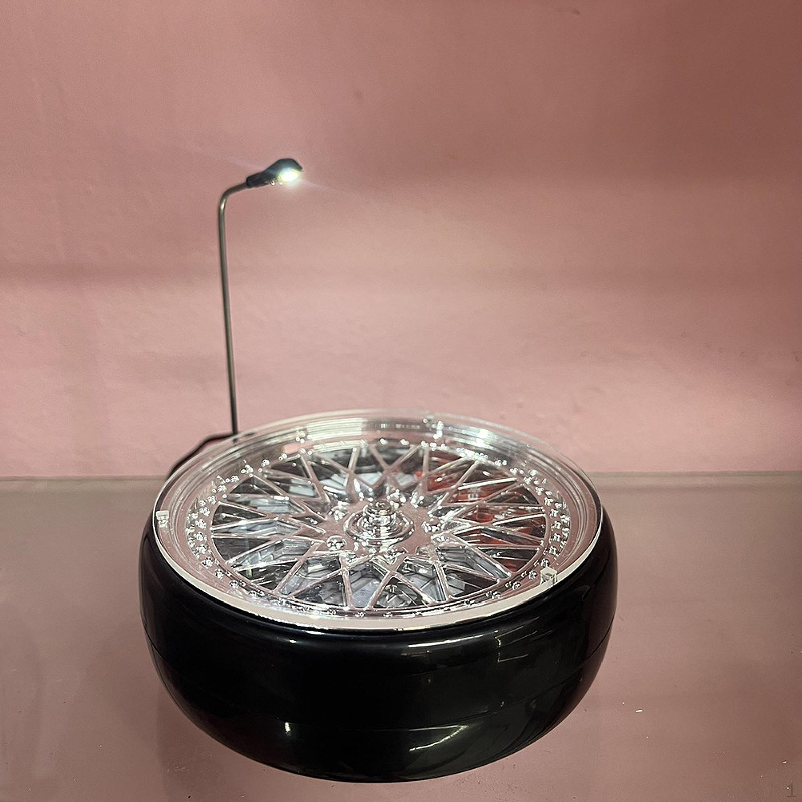 

1/64 Модель автомобиля Дисплей Поворотный стол Сцена Степень Декоративная Реалистичная Шина красный