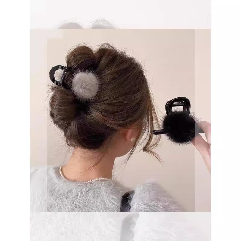 Retro Chic Hairball Claw Clip: Women's Updo Hairpin, Light Luxury Autumn/Winter Style