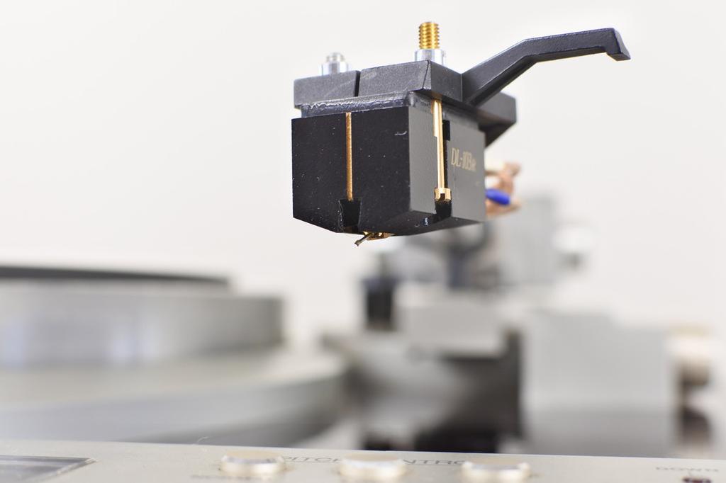 Denon DP‑59L Turntable Quartz Direct Drive – Tested – Headshell & Cartridge – Feet Damaged